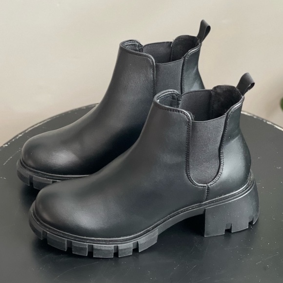 **SOLD** Steve Madden Women's Howler Chelsea Combat Boot
Black Size 8.5 - Picture 4 of 13
